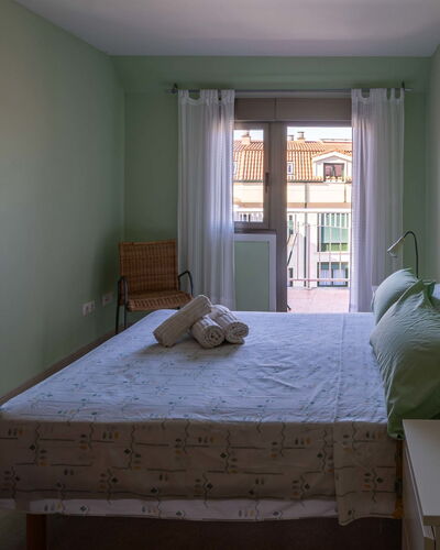 Edificio Bahia Ii: Edificio, Ventana, Comodidad, Madera, Sombra, Marco De La Cama, Diseño De Interiores, Suelo, Pared