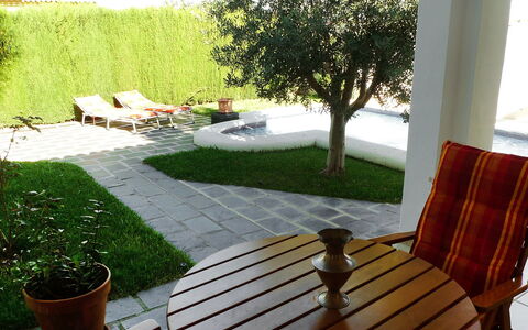 Bella Tierra: Propiedad, Cubierta, Yarda, Hierba, Patio Interior, Madera Dura, Paisajismo, Bienes Raíces, Habitación, Casa