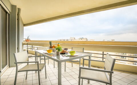 Canet-Plage 310: Mueble, Cielo, Mesa, Edificio, Flor, Nube, Planta, Madera, Sombra, Silla