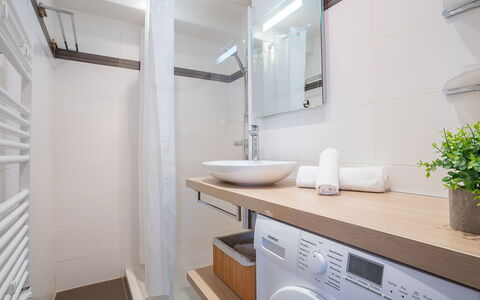 Canet-Plage 310: Cuarto De Lavado, Espejo, Planta, Arreglo De Tubería, Grifo, Mueble De Baño, Gabinetes, Lavabo, Planta De Casa, Baño