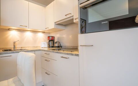 Canet-Plage 310: Gabinetes, Mostrador, Estufa De Cocina, Aparato De Cocina, Lavabo, Electrodoméstico, Cocina, Fregadero, Madera, Edificio
