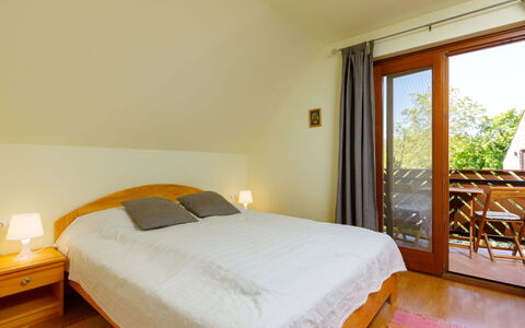 Nadori 2: Mueble, Comodidad, Edificio, Madera, Textil, Marco De La Cama, Diseño De Interiores, Suelo, Sombra, Cama