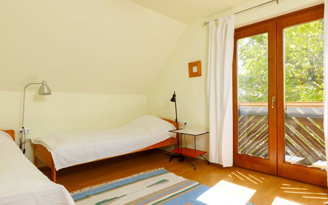 Nadori 2: Mueble, Propiedad, Edificio, Comodidad, Madera, Textil, Sombra, Diseño De Interiores, Naranja, Ventana
