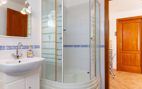 Nadori 2: Espejo, Arreglo De Tubería, Propiedad, Grifo, Lavabo, Edificio, Puerta, Baño, Madera