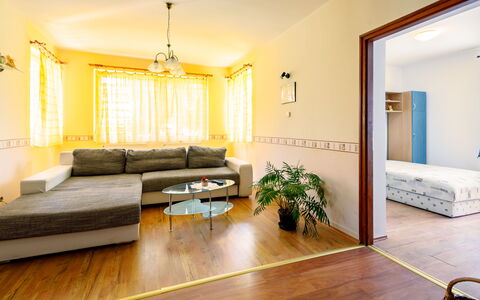 Balatonoszod 950: Sofá, Propiedad, Marco, Comodidad, Madera, Planta De Casa, Ventana, Suelo, Sala, Piso