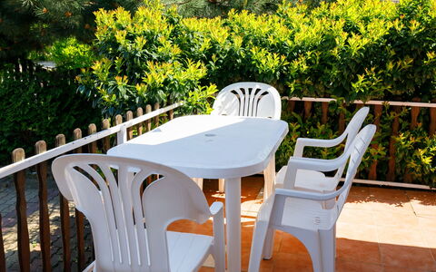 Balatonoszod 950: Planta, Mueble, Mesa, Propiedad, Silla, Mesa Al Aire Libre, Mueble Para Exteriores, Madera, Hierba, Árbol