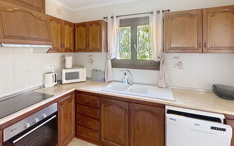 El Paradiso: Gabinetes, Cocina, Mostrador, Mueble, Aparato De Cocina, Madera, Electrodoméstico, Diseño De Interiores, Piso, Fregadero