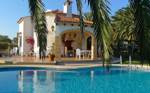 El Paradiso: Agua, Cielo, Edificio, Propiedad, Planta, Árbol, Azur, Piscina, Cuerpo De Agua, Casa