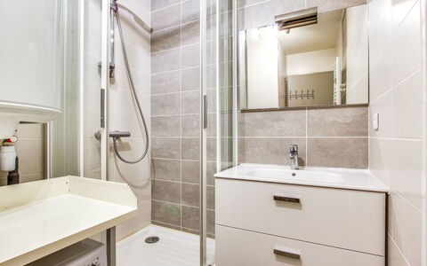 Les Rivages de Rochelongue: Baño, Habitación, Propiedad, Loseta, Grifo, Diseño De Interiores, Suelo, Arquitectura, Arreglo De Tubería, Mueble