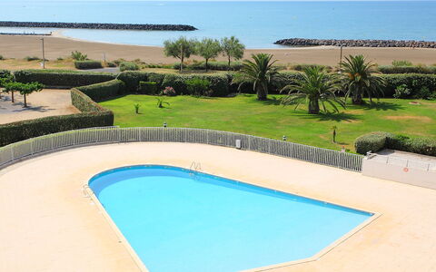 Les Rivages de Rochelongue: Planta, Agua, Tiempo De Día, Propiedad, Edificio, Piscina, Azur, Cielo, Árbol, Cuerpo De Agua