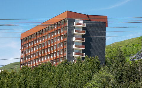 Les Menuires 420: Cielo, Edificio, Tiempo De Día, Propiedad, Ventana, Arquitectura, Bloque De Pisos, Vegetación, Diseño Urbano, Condominio