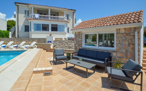 Vodice Tribunj 100: Agua, Cielo, Mueble, Propiedad, Ventana, Edificio, Mesa, Sombra, Mueble Para Exteriores, Piscina