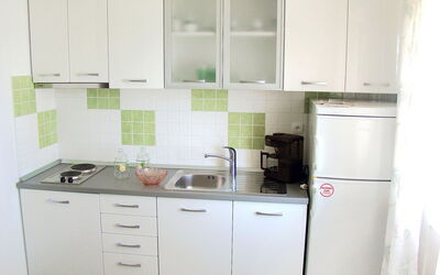 Albatros 100.5: Gabinetes, Habitación, Cocina, Propiedad, Mueble, Electrodoméstico, Alacena, Mostrador, Estufa De Cocina, Propiedad Material