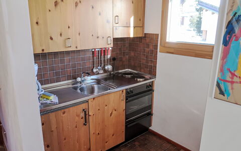 Flims 420: Cocina, Mostrador, Madera, Electrodoméstico, Aparato De Cocina, Gabinetes, Piso, Mueble, Diseño De Interiores, Fregadero