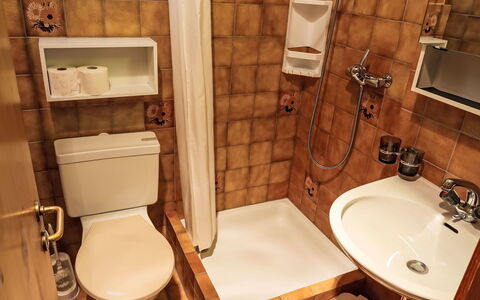 Flims 420: Asiento Del Baño, Baño, Lavabo Del Baño, Arreglo De Tubería, Baño, Lavabo, Piso, Suelo, Grifo, Diseño De Interiores