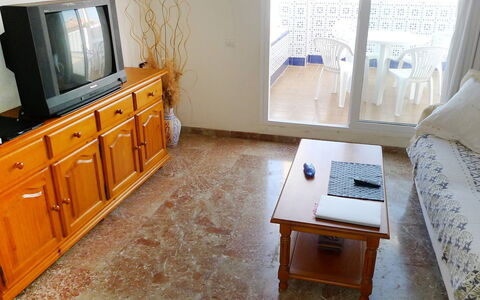 Dénia 475: Habitación, Propiedad, Mueble, Suelo, Diseño De Interiores, Piso, Mesa, Edificio, Casa, Bienes Raíces