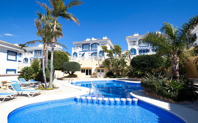 Calpe Calp 854: Agua, Cielo, Propiedad, Edificio, Planta, Azul, Azur, Piscina, Naturaleza, Árbol