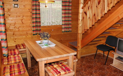 Tanvald 10: Habitación, Mueble, Diseño De Interiores, Edificio, Casa, Mesa, Madera, Suelo, Cuarto De Troncos, Manchas De Madera