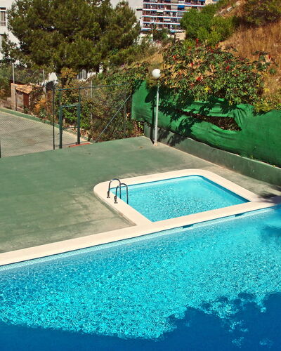 Don Miguel Iii: Agua, Planta, Edificio, Piscina, Verde, Azur, Rectángulo, Árbol, Hierba, Ocio