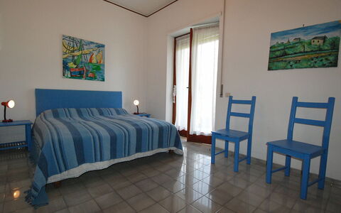Riviera Massa: Habitación, Habitación, Mueble, Propiedad, Cama, Azul, Sábana, Suelo, Diseño De Interiores, Marco De La Cama