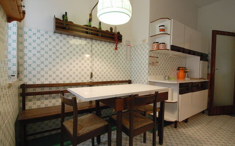 Riviera Massa: Habitación, Mueble, Propiedad, Diseño De Interiores, Mesa, Edificio, Casa, Arquitectura, Suelo, Cocina