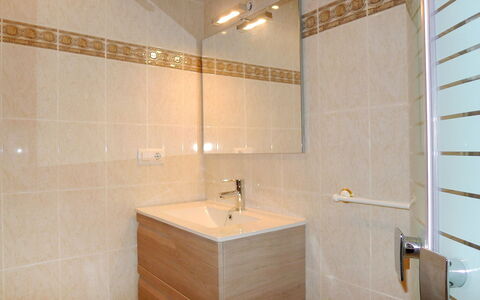 Etxe Zuri: Baño, Propiedad, Loseta, Habitación, Diseño De Interiores, Pared, Arquitectura, Suelo, Bañera, Grifo