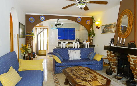 Etxe Zuri: Habitación, Mueble, Sala, Propiedad, Azul, Diseño De Interiores, Techo, Edificio, Amarillo, Bienes Raíces