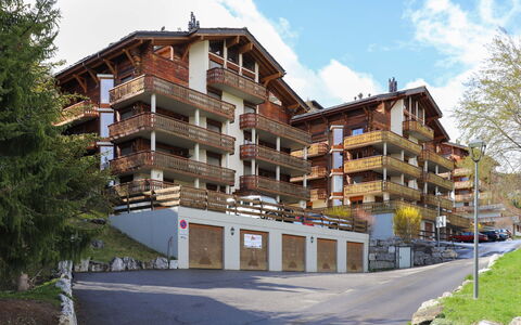 Nendaz 652: Cielo, Edificio, Nube, Planta, Árbol, Ventana, Diseño Urbano, Condominio, Barrio, Madera