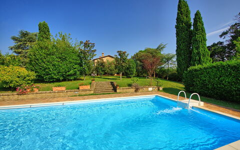 Casale Giulio: Piscina, Propiedad, Paisaje Natural, Ocio, Bienes Raíces, Agua, Casa, Inmuebles, Hierba, Casa