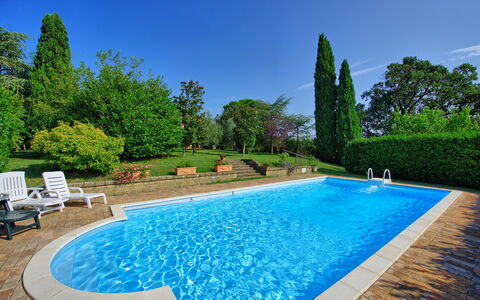 Casale Giulio: Piscina, Propiedad, Bienes Raíces, Ocio, Inmuebles, Agua, Casa, Hierba, Vacaciones, Patio Interior