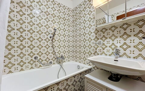 Nendaz 571: Piso, Suelo, Diseño De Interiores, Arreglo De Tubería, Techo, Baño, Loseta, Plomería, Habitación, Departamento