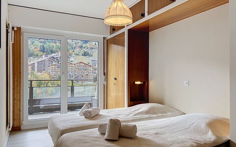 Nendaz 571: Madera, Diseño De Interiores, Suelo, Piso, Mueble, Habitación, Techo, Cama, Habitación, Departamento