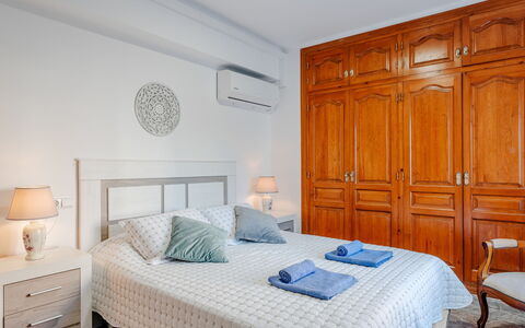 Monada: Mueble, Cama, Habitación, Diseño De Interiores, Suelo, Madera, Sábana, Lecho, Piso, Habitación