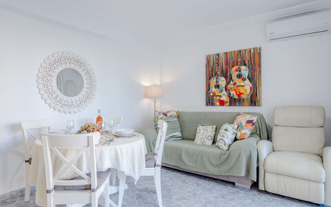 Monada: Mueble, Diseño De Interiores, Sofá, Piso, Suelo, Habitación, Sala, Techo, Madera, Mesa