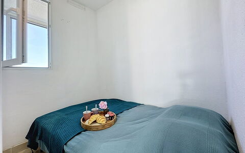 La Grande Motte 275: Pared, Habitación, Suelo, Piso, Sábana, Diseño De Interiores, Cama, Linos, Lecho, Techo
