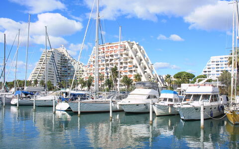 La Grande Motte 275: Agua, Nube, Barco, Cielo, Edificio, Watercraft, Tiempo De Día, Vehículo, Azul, Azur
