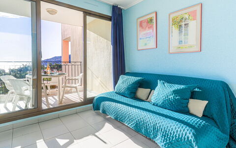 L'Ange Gardien: Mueble, Azur, Ventana, Diseño De Interiores, Comodidad, Madera, Almohada, Suelo, Edificio, Agua