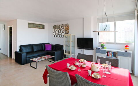 Park Playa Levante: Mesa, Mueble, Propiedad, Sofá, Decoración, Marco, Encendiendo, Sala, Silla, Púrpura