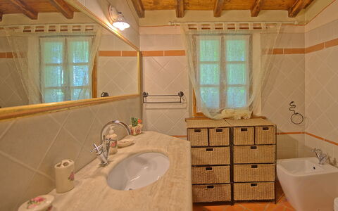 Villa Margherita: Baño, Habitación, Propiedad, Diseño De Interiores, Lavabo, Edificio, Casa, Arreglo De Tubería, Techo, Loseta