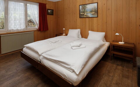 Grindelwald 104: Madera, Habitación, Diseño De Interiores, Cama, Piso, Suelo, Mueble, Sábana, Marco De La Cama, Habitación