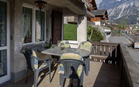 Grindelwald 104: Mueble, Casa, Silla, Mueble Para Exteriores, Balcón, Porche, Sombra, Planta De Casa, Mesa Al Aire Libre, Cocina Y Comedor Mesa