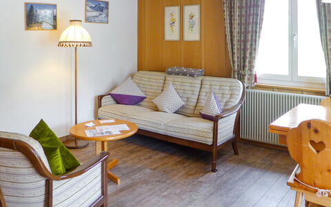 Grindelwald 104: Mesa, Mueble, Propiedad, Ventana, Comodidad, Marco, Edificio, Madera, Sofá, Encendiendo