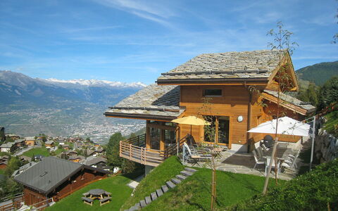 Chalet Aquarius: Pueblo De Montaña, Montaña, Hill Station, Propiedad, Accidentes Geográficos Montañosas, Cielo, Paisaje Natural, Casa, Cordillera, Edificio