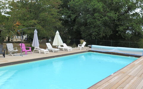 La Raze: Agua, Piscina, Planta, Árbol, Sombra, Edificio, Ocio, Material Compuesto, Silla, Hierba