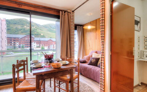 La Toussuire 260: Mueble, Propiedad, Mesa, Comodidad, Edificio, Madera, Diseño De Interiores, Ventana, Planta, Arquitectura