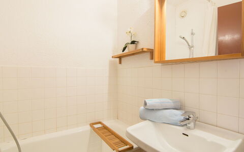 La Toussuire 260: Marrón, Espejo, Bañera, Grifo, Arreglo De Tubería, Propiedad, Fotografía, Lavabo, Lavabo Del Baño, Baño