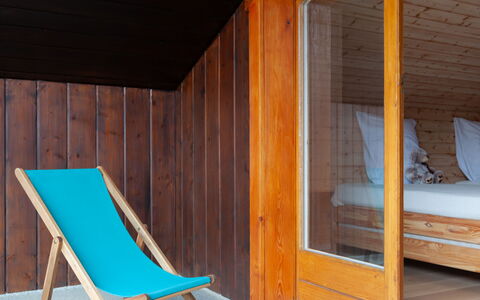 Haut de Cry 16: Mueble, Sombra, Madera, Comodidad, Diseño De Interiores, Silla, Suelo, Manchas De Madera, Piso, Edificio