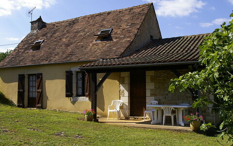 Le Champ du Lac: Cielo, Nube, Planta, Edificio, Propiedad, Ventana, Cubrir Con Paja, Casa, El Terreno Del Lote, Hierba
