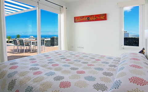 Pelzer: Propiedad, Mueble, Ventana, Edificio, Azur, Azul, Textil, Diseño De Interiores, Sombra