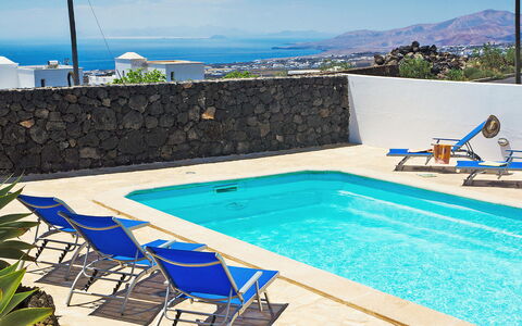 Pelzer: Agua, Nube, Mueble, Cielo, Tiempo De Día, Propiedad, Planta, Piscina, Mesa, Azul